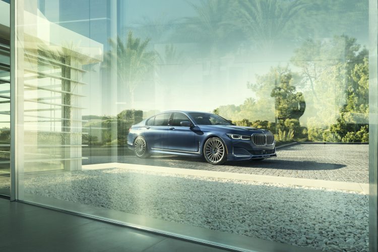 El nuevo BMW Alpina B7 hace de 0 a 60 mph en 3.5 segundos. Eso supera el tiempo de la Serie 7 con motor V12 de 3.6 segundos, y alcanzará una velocidad máxima de 205 mph.
