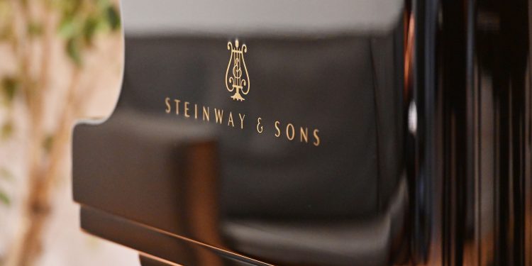 Guests-at-Steinway-Sons-Unveils-Spirio-r-Launch-With-Jon-Batiste-Performance-In-New-York-750x375 STEINWAY & SONS PRESENTA SPIRIO I R