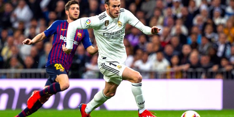 El delantero galés del Real Madrid Gareth Bale (d) se escapa de Sergi Roberto, del FC Barcelona, durante el partido de la 26ª jornada de Liga en Primera División que Real Madrid y FC Barcelona. EFE