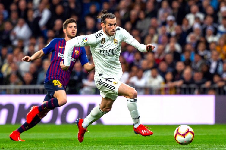 El delantero galés del Real Madrid Gareth Bale (d) se escapa de Sergi Roberto, del FC Barcelona, durante el partido de la 26ª jornada de Liga en Primera División que Real Madrid y FC Barcelona. EFE
