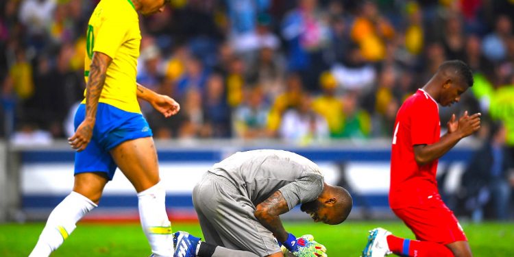 El jugador panameño Luiz Mejia (C) y Michael Murillo (R) reaccionan a ante la jugada del delantero brasileño en el estadio Dragao  en Porto, Portugal. EFE/