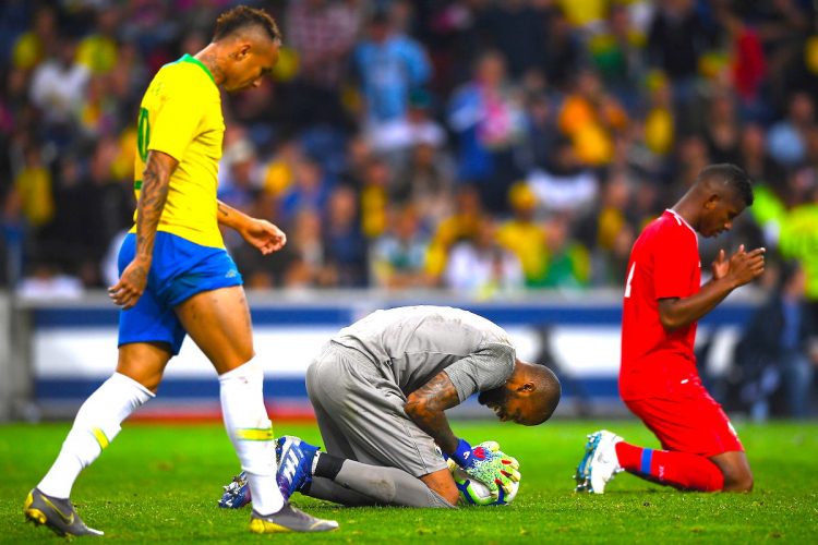 El jugador panameño Luiz Mejia (C) y Michael Murillo (R) reaccionan a ante la jugada del delantero brasileño en el estadio Dragao  en Porto, Portugal. EFE/