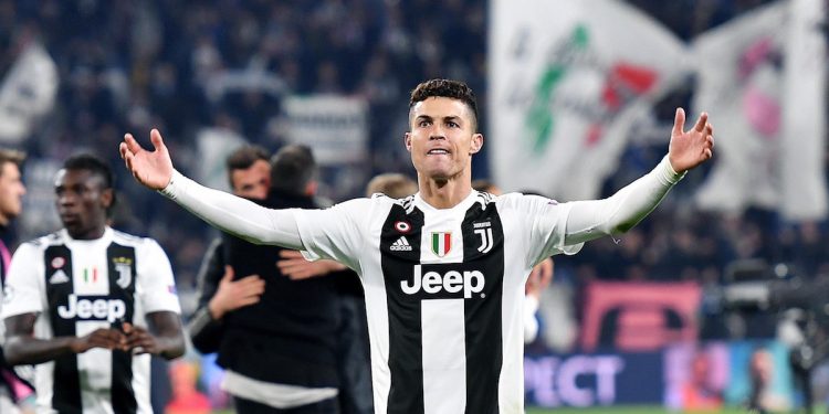 Cristiano Ronaldo de Juventus celebra la victoria de su equipo durante el partido de vuelta por los octavos de final de la Liga de Campeones de la UEFA entre Juventus FC y Club Atlético Madrid en el estadio Allianz, en Turín (Italia). EFE