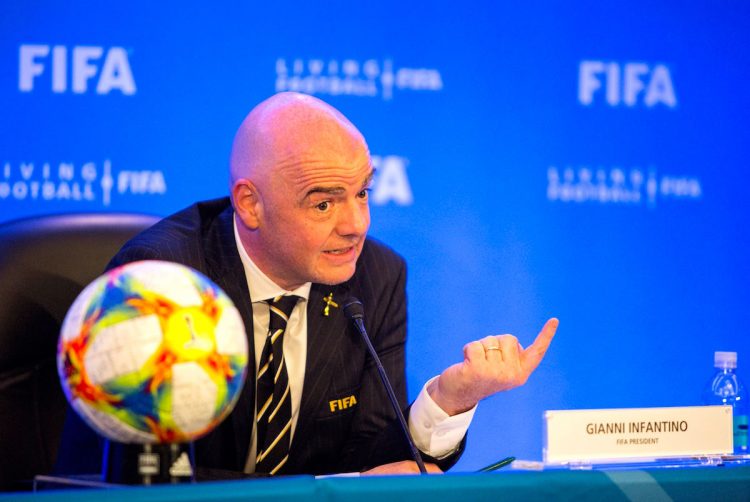 l Consejo de la FIFA ve "viable" un Mundial con 48 selecciones en Catar 2022, pero aplazó la decisión definitiva hasta junio, cuando se reúna su Congreso en París, previo a la disputa del Mundial femenino en Francia. EFE