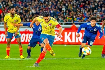 El delantero colombiano Radamel Falcao (c) marca el 0-1 ante Japón durante un partido amistoso en el Estadio Internacional de Yokohama (Japón). EFE