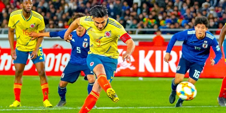 El delantero colombiano Radamel Falcao (c) marca el 0-1 ante Japón durante un partido amistoso en el Estadio Internacional de Yokohama (Japón). EFE