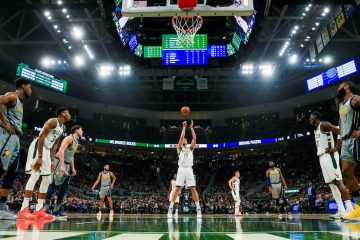 Pau Gasol (c) de los Bucks lanza este jueves durante un partido de NBA entre Indiana Pacers y Milwaukee Bucks, en el Fiserv Forum de la ciudad de Milwaukee, Wisconsin (EE.UU.). EFE