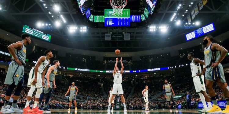 Pau Gasol (c) de los Bucks lanza este jueves durante un partido de NBA entre Indiana Pacers y Milwaukee Bucks, en el Fiserv Forum de la ciudad de Milwaukee, Wisconsin (EE.UU.). EFE