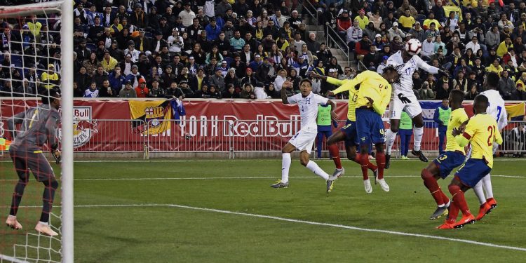 Alberth Elis (4d) de Honduras disputa un balón con Juan Carlos Paredes (i) de Ecuador durante un partido amistoso entre Honduras - Ecuador en el estadio Red Bull en Harrison, New Jersey (EE.UU.). EFE