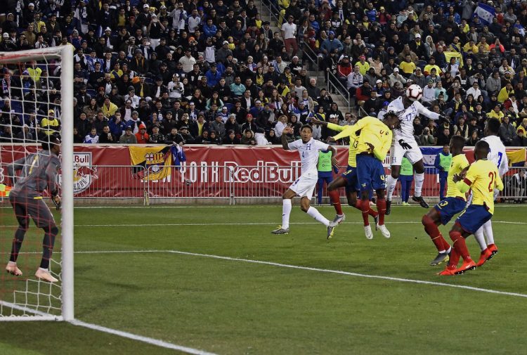 Alberth Elis (4d) de Honduras disputa un balón con Juan Carlos Paredes (i) de Ecuador durante un partido amistoso entre Honduras - Ecuador en el estadio Red Bull en Harrison, New Jersey (EE.UU.). EFE