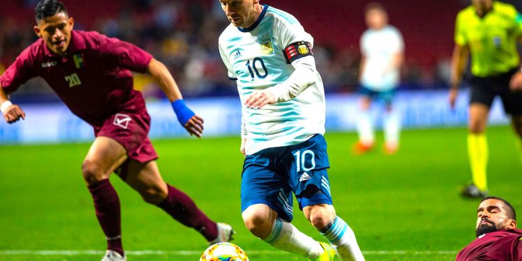 El delantero de la selección de Argentina, Leo Messi (i), se lleva el balón ante el centrocampista de Venezuela, Tomás Eduardo Rincón, durante el encuentro amistoso que disputo en el estadio Wanda Metropolitano, en Madrid. EFE