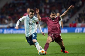 El delantero de la selección de Argentina, Leo Messi (i), disputa el balón ante el centrocampista de Venezuela, Tomás Eduardo Rincón, durante el encuentro amistoso que disputo. EFE