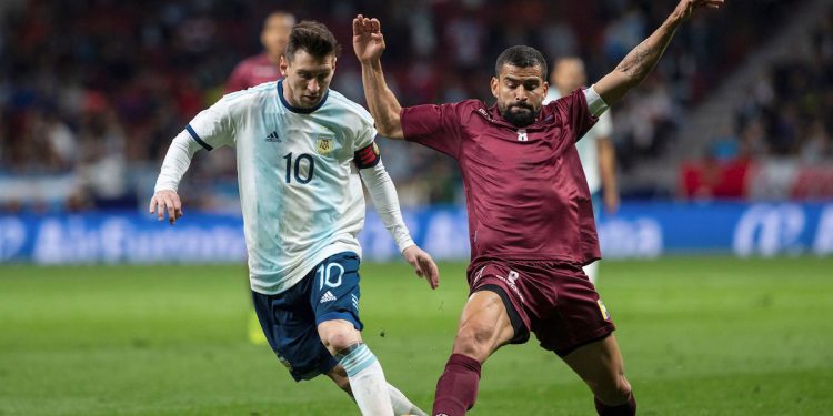 El delantero de la selección de Argentina, Leo Messi (i), disputa el balón ante el centrocampista de Venezuela, Tomás Eduardo Rincón, durante el encuentro amistoso que disputo. EFE