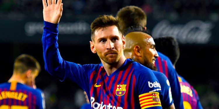 El delantero argentino del FC Barcelona, Leo Messi, celebra el cuarto gol del equipo blaugrana durante el encuentro correspondiente a la jornada 28 de primera división que disputan esta noche en el estadio Benito Villamarín, en Sevilla. EFE