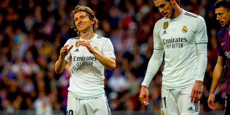 El croata Luka Modric (i) y el galés Gareth Bale, ambos del Real Madrid, durante el partido de la 26ª jornada de Liga en Primera División. EFE