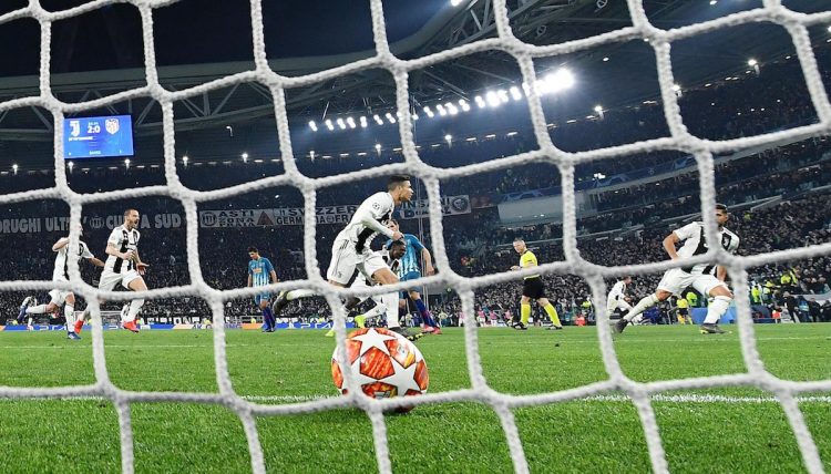 Cristiano Ronaldo (c) de Juventus celebra luego de anotar un gol durante el partido de vuelta por los octavos de final de la Liga de Campeones de la UEFA entre Juventus FC y Club Atlético Madrid en el estadio Allianz, en Turín (Italia). EFE