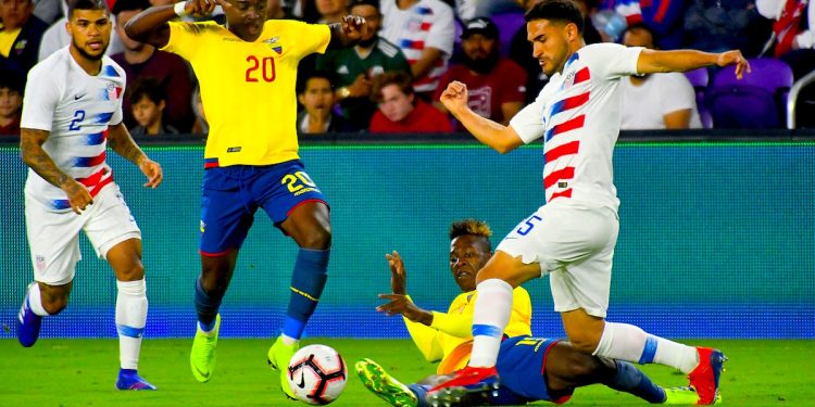 Cristian Roldan (d) de los Estados Unidos disputa el balón con Jhegson Méndez (i) de Ecuador en un partido amistoso entre Estados Unidos y Ecuador, en el estadio Orlando City de Orlando, Florida (Estados Unidos). EFE