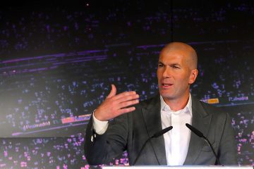 El francés Zinedine Zidane comparece ante los medios de comunicación tras su regreso como entrenador del Real Madrid, esta tarde en la sala de prensa del estadio Santiago Bernabéu. EFE/