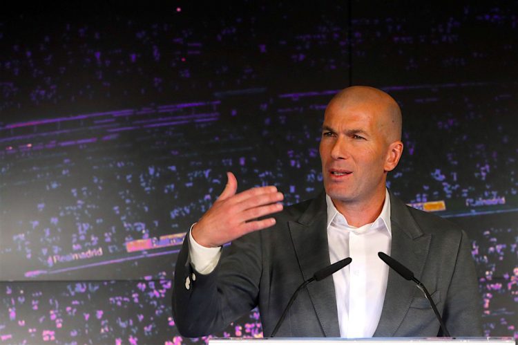 El francés Zinedine Zidane comparece ante los medios de comunicación tras su regreso como entrenador del Real Madrid, esta tarde en la sala de prensa del estadio Santiago Bernabéu. EFE/