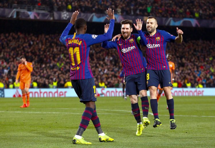 Los jugadores del FC Barcelona, (i-d) el francés Ousmane Dembele, el argentino Leo Messi y Jordi Alba, celebran el quinto gol del equipo blaugrana durante el encuentro frente al Olympique de Lyon en el estadio del Camp Nou,en Barcelona. EFE