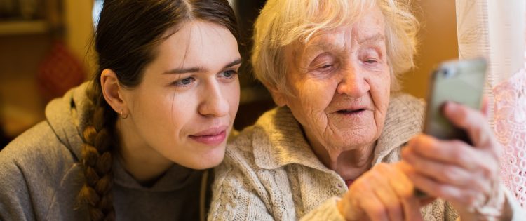“Las abuelas ya saben lo que es un “Selfie”, enviar “Memes”, estampillas religiosas, tarjetas, mensajes y siguen dominando las redes sociales. (Dreamstime)