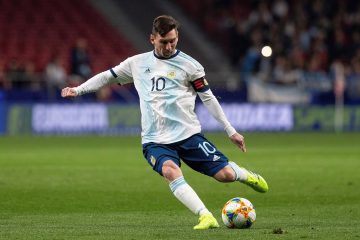 El delantero de la selección Argentina, Leo Messi, se dispone a golpear el balón durante el encuentro amistoso que disputan esta noche frente al combinado de Venezuela en el estadio Wanda Metropolitano, en Madrid. EFE