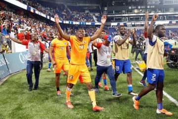 Jugadores de Haití celebran su victoria el pasado lunes durante un partido de la etapa de grupos de la Copa de Oro de la CONCACAF entre Costa Rica y Haití, en el Estadio Red Bull de Harrison, Nueva Jersey (EE. UU.). EFE