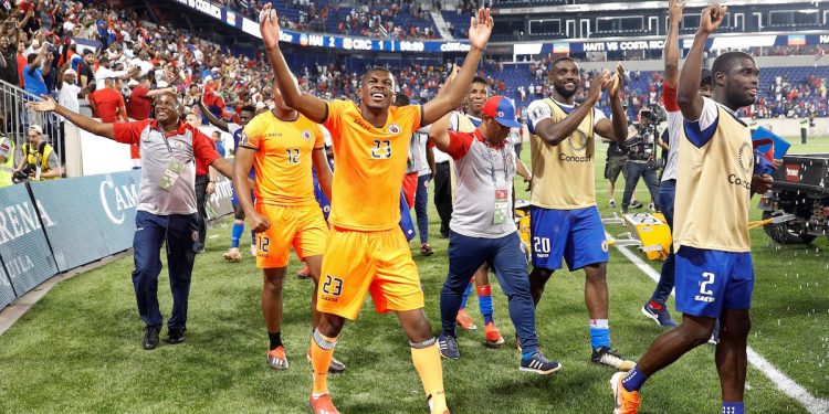 Jugadores de Haití celebran su victoria el pasado lunes durante un partido de la etapa de grupos de la Copa de Oro de la CONCACAF entre Costa Rica y Haití, en el Estadio Red Bull de Harrison, Nueva Jersey (EE. UU.). EFE