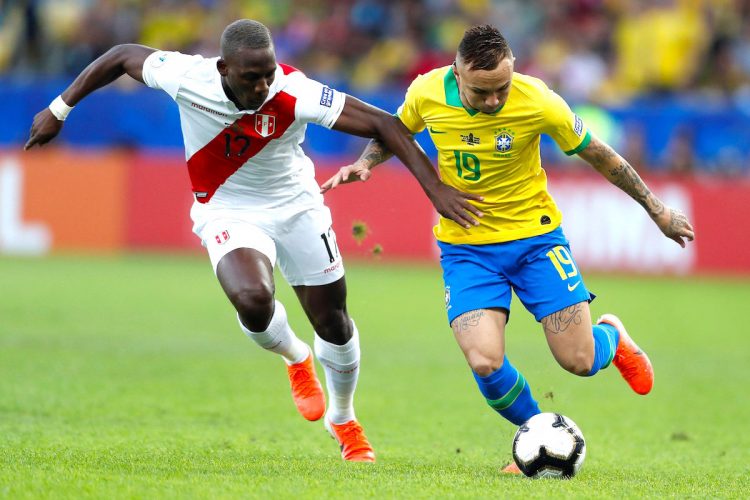 El jugador de Brasil Everton Sousa (d) disputa el balón con Luis Advíncula de Perú, durante el partido Brasil-Perú final de la Copa América de Fútbol 2019, en el Estadio Maracanã de Río de Janeiro, Brasil, el pasado 7 de julio de 2019. EFE/Fernando Maia