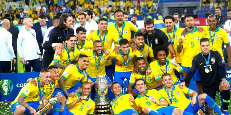 Jugadores de Brasil celebran con el trofeo de la Copa América de Fútbol 2019, en el Estadio Maracanã de Río de Janeiro, Brasil, el pasado 7 de julio de 2019. EFE/Antonio Lacerda