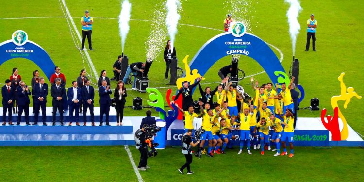 Jugadores de Brasil celebran con el trofeo de la Copa América de Fútbol 2019, en el Estadio Maracanã de Río de Janeiro, Brasil, el 7 de julio de 2019. EFE/Paulo Whitaker