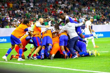 Los jugadores de Haití celebran su victoria este sábado, al final del partido de cuartos de final de la Copa Oro entre Canadá y Haití que se disputo en el NRG Stadium de Houston (EE.UU.). Haití venció a Canadá 3-2. EFE