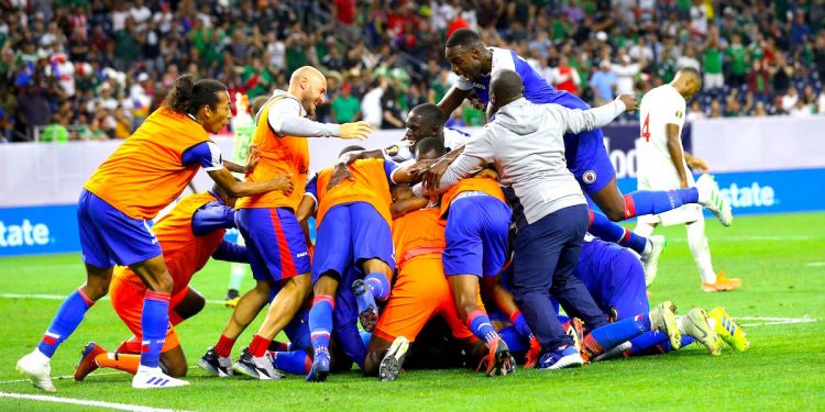 Los jugadores de Haití celebran su victoria este sábado, al final del partido de cuartos de final de la Copa Oro entre Canadá y Haití que se disputo en el NRG Stadium de Houston (EE.UU.). Haití venció a Canadá 3-2. EFE