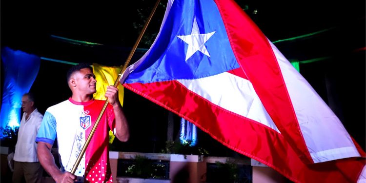 El luchador olímpico Franklin Gómez recibe la bandera de Puerto Rico en la ceremonia de cara a los Juegos Panamericanos este domingo en la sede del Comité Olímpico en San Juan. La delegación de Puerto Rico, estará compuesta por 244 atletas que representarán a la isla en los próximos Juegos Panamericanos Lima 2019. EFE/Thais Llorca