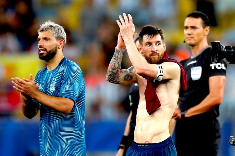Lionel Messi (d) y Sergio Agüero de Argentina se despiden durante el partido Venezuela-Argentina de cuartos de final de la Copa América de Fútbol 2019, en el Estadio Maracanã de Río de Janeiro, Brasil. EFE