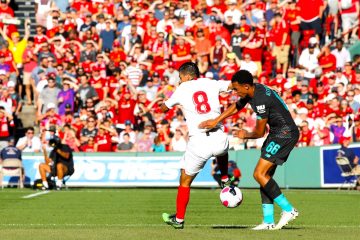 jugador del Sevilla Manuel Duran Agudo (i) en acción contra Trent Alexander-Arnold (d) de Liverpool durante un partido amistoso entre Sevilla FC y Liverpool FC, en el estadio Fenway Park de la ciudad de Boston (EE.UU.). Sevilla se impuso 2-1. EFE