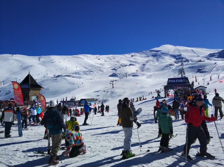 En esta misma línea, según cifras de la Asociación de Centros de Ski de Chile A.G. (ACESKI), un 57 % de los visitantes son nacionales y un 43 % son extranjeros.
(Dreamstime)