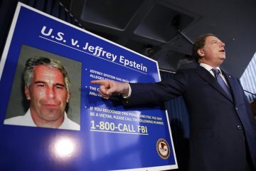 En su cuenta de Twitter, Trump compartió el mensaje de un hombre que aseguraba que Epstein "tenía información sobre Bill Clinton y ahora está muerto", en una sugerencia velada.
(EFE)