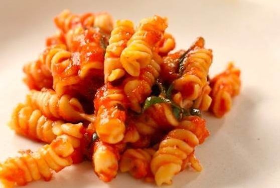 Pasta con Tomate, Albahaca y Queso.