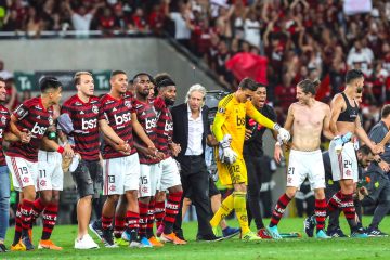 Jugadores de Flamengo celebran al vencer a Gremio 5-0 y pasar a la final este miércoles en el partido de vuelta por las semifinales de la Copa Libertadores entre los clubes brasileños Flamengo y Gremio en el estadio Maracaná de Río de Janeiro (Brasil). EFE