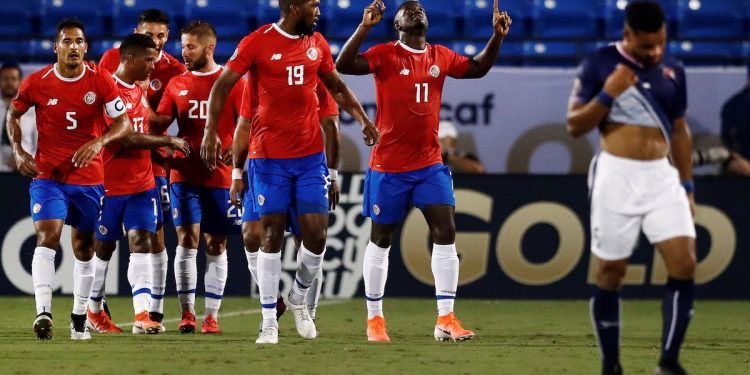 LWS117. FRISCO (EE.UU.), 20/06/2019.- Mayron George (c) de Costa Rica celebra un gol con sus compañeros en el partido de fútbol de la Copa de Oro de la CONCACAF entre Costa Rica y Bermudas, en el Estadio Toyota, en Frisco, EE. UU., Texas,el 20 Junio 2019. EFE / LARRY W. SMITH