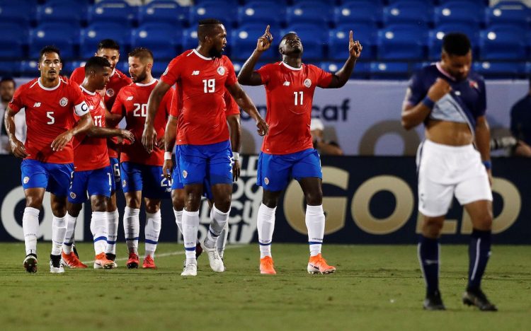LWS117. FRISCO (EE.UU.), 20/06/2019.- Mayron George (c) de Costa Rica celebra un gol con sus compañeros en el partido de fútbol de la Copa de Oro de la CONCACAF entre Costa Rica y Bermudas, en el Estadio Toyota, en Frisco, EE. UU., Texas,el 20 Junio 2019. EFE / LARRY W. SMITH