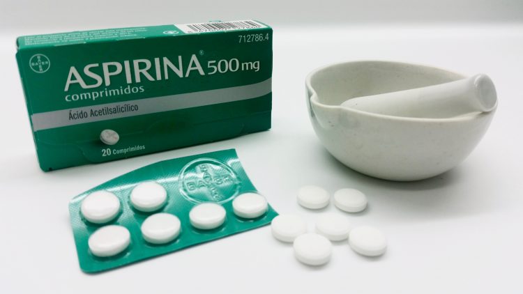 Las autoridades recomiendan la administración diaria de una dosis baja de aspirina a las personas mayores de 50 años que tienen un riesgo mayor del 10 % de contraer enfermedad cardiovasculares.
(Dreamstime)