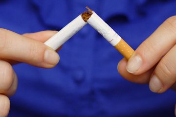 Entre los fumadores hispanos, solo alrededor de un tercio (32.2%) visitó a un profesional de la salud y recibió consejos para dejar de fumar en el último año, en comparación con más de la mitad (54.7%) de los adultos no-hispanos. 
(Dreamstime)
