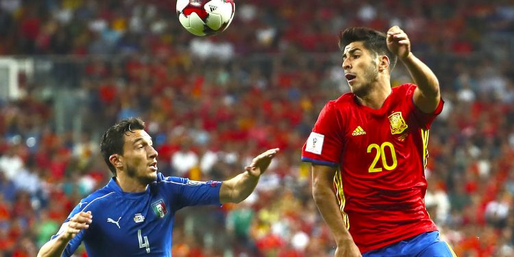 centrocampista de la selección española, Marco Asensio (d), disputa el balón ante el defensa de la selección italiana, Matteo Damian.