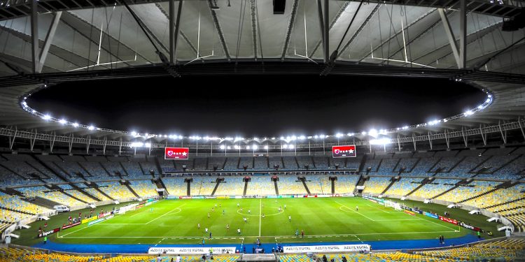 Panorómica del estadio de Maracaná sin la presencia de los hinchas debido a la situación del coronavirus en el partido entre Flamengo y Portuguesa por el campeonato carioca de fútbol, el 14 de marzo de 2020 en Río de Janeiro (Brasil). El Centenario, estadio del primer Mundial de fútbol de la historia, hace 90 años en Uruguay, y el Maracaná, palco de la final de la Copa de 1950, un triste episodio en Brasil, han abierto un paréntesis en sus ricas historias para albergar víctimas de la pandemia del COVID-19. EFE/Antonio Lacerda