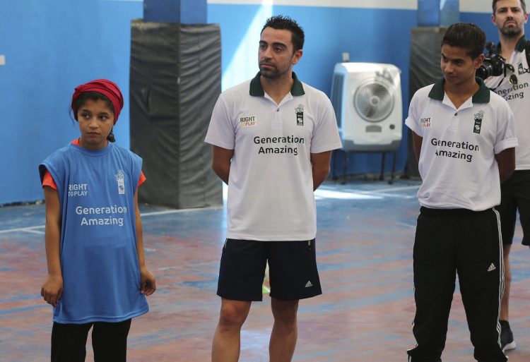 XAVI HERNANDEZ VISITA UN CENTRO PARA REFUGIADOS EN JORDANIA