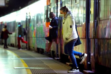 Una viajera sale del metro en Barcelona, este lunes en el que los españoles encaran una nueva semana de confinamiento -la segunda- tras conocerse que el estado de alarma durará hasta después de Semana Santa. EFE/Enric Fontcuberta