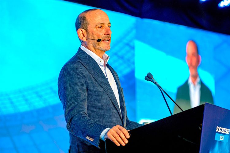 El comisionado de la Liga Profesional de Fútbol (MLS) estadounidense, Don Garber, participa en el panel sobre la "MLS y las últimas 25 temporadas" durante la primera jornada de Soccerex USA, cumbre de la industria del fútbol, este jueves en Aventura, ciudad cercana a Miami, Florida. EFE