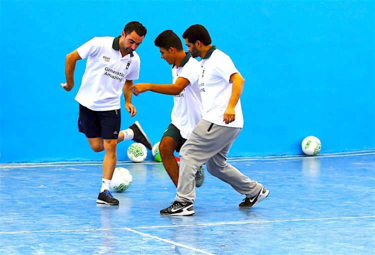 XAVI HERNANDEZ VISITA UN CENTRO PARA REFUGIADOS EN JORDANIA